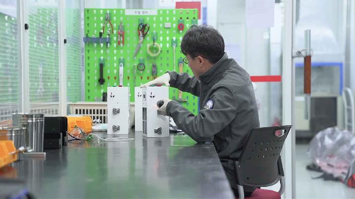 Negative pressure device assembly